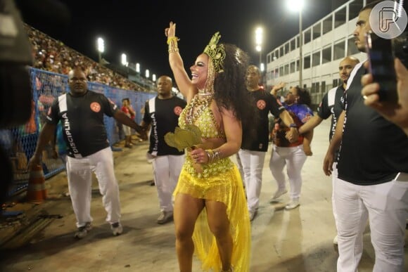 Viviane Araújo agita o público em ensaio técnico do Salgueiro, no Rio de Janeiro