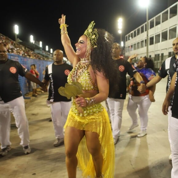 Viviane Araújo agita o público em ensaio técnico do Salgueiro, no Rio de Janeiro