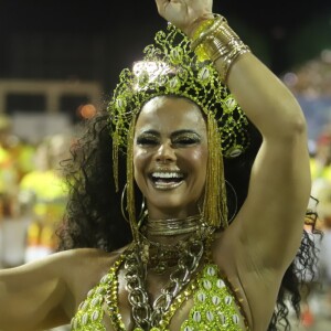 Viviane Araújo anima o público e se diverte durante ensaio de Carnaval