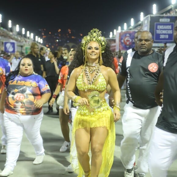 Viviane Araújo exibe boa forma e esbanja simpatia em ensaio técnico do Salgueiro, no Rio de Janeiro