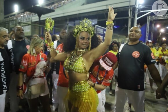 Viviane Araújo usa look amarelo em ensaio técnico do Salgueiro, no Rio de Janeiro
