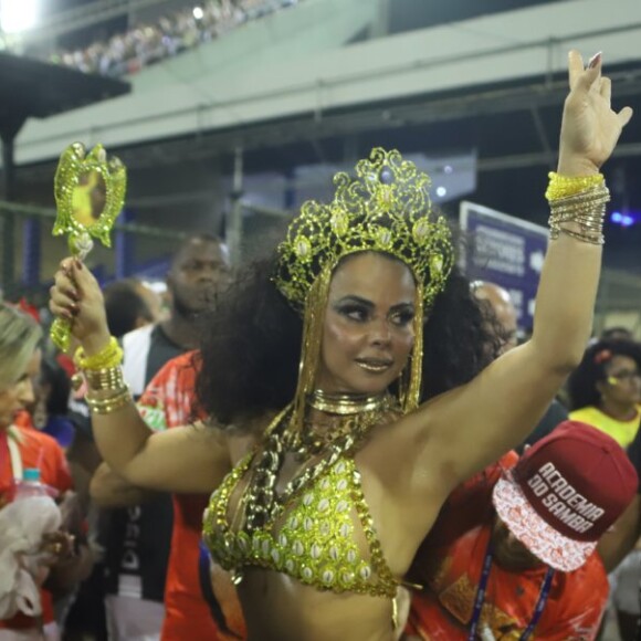 Viviane Araújo usa look amarelo em ensaio técnico do Salgueiro, no Rio de Janeiro