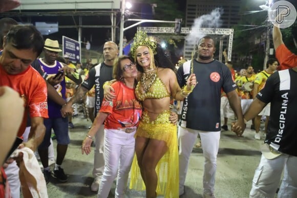 Viviane Araújo esbanja simpata durante ensaio de Carnaval