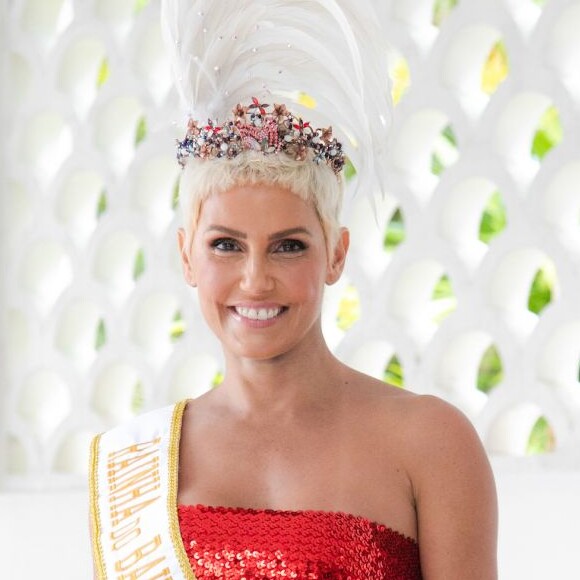 Deborah Secco declinou de convites para ser rainha de bateria, mas vai ser rainha do baile do hotel Copacana Palace e do Camarote Allegria