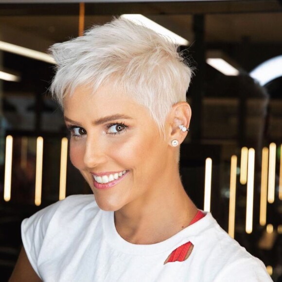 Deborah Secco festejou para a coluna 'Retratos da Vida' o seu novo visual platinado e de cabelo curto: 'Nunca me senti tão bonita, inteira, feminina e forte quanto mulher como agora'