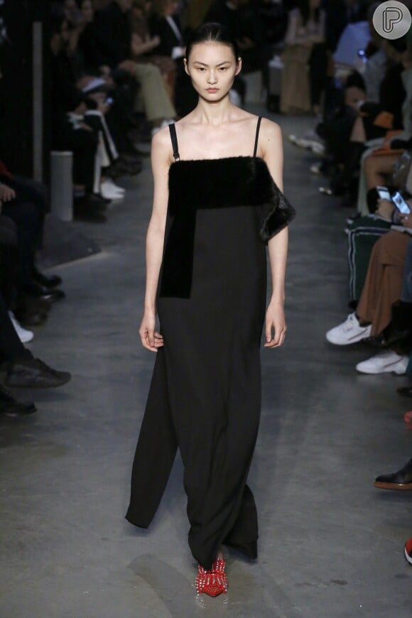 A Burberry apostou no slip dress preto com decote de veludo na Semana de Moda de Londres, em fevereiro de 2019