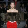 O veludo apareceu na blusa ombro a ombro na coleção da Burberry na Semana de Moda de Londres