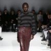 Na Semana de Moda de Londres, a grife Chalayan apostou na calça de venil como tendência para o outono/inverno 2019