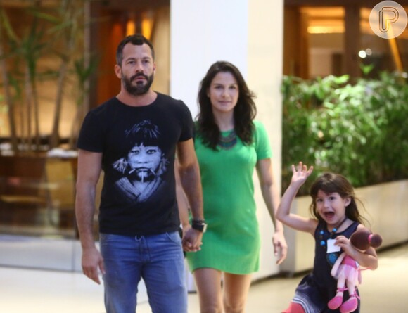 Sofia, que mora em Brasília, durante passeio em shopping no Rio, ao lado do pai Malvino Salvador e de Kyra Gracie