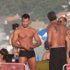 Aos 38 anos, ator Malvino Salvador exibe ótima forma na praia