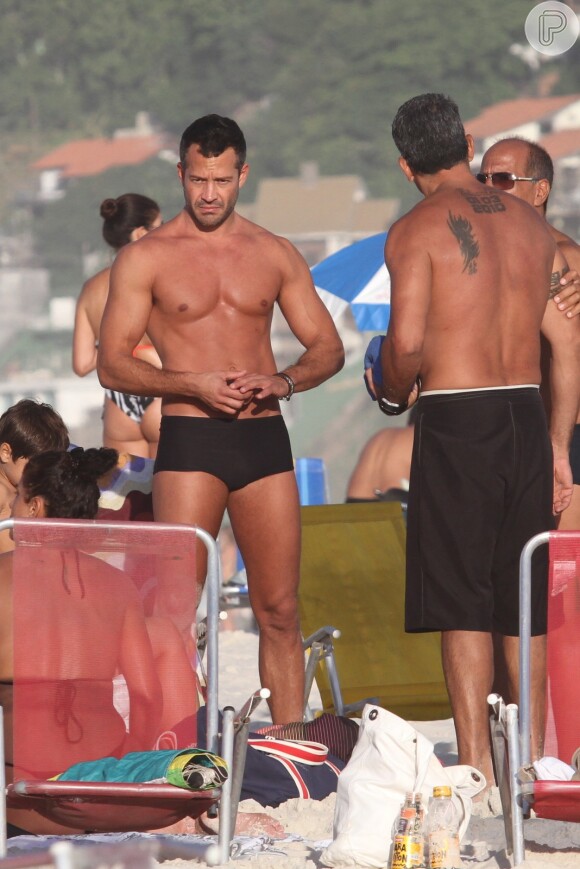 Aos 38 anos, ator Malvino Salvador exibe ótima forma na praia