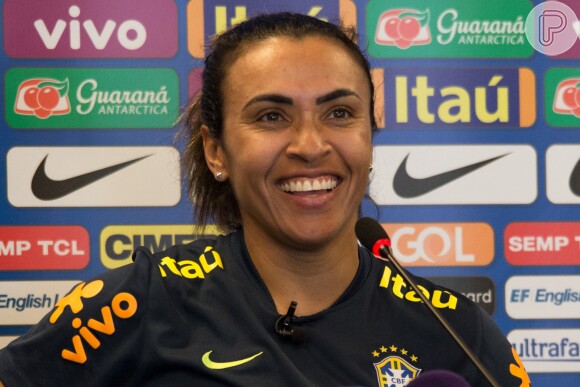 Marta foi eleita 6 vezes a melhor jogadora do mundo e é recordista entre os homens e as mulheres. 
