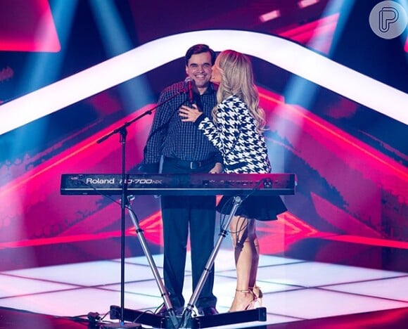 Claudia Leitte dá um beijinho em Edu Camargo, deficiente visual que participou do 'The Voice Brasil'