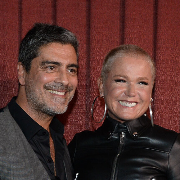 Xuxa e Junno Andrade posaram na pré-estreia do documento 'Daniel - 30 Anos de Estrada'