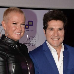 Xuxa exibiu o cabelo ainda mais curto na pré-estreia do documento 'Daniel - 30 Anos de Estrada'