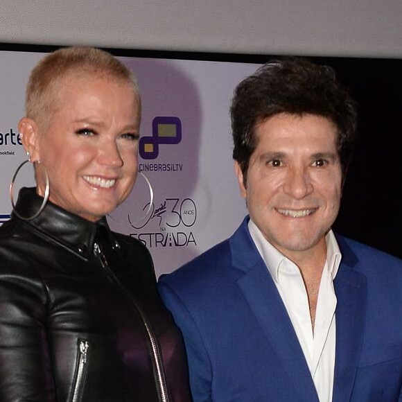 Xuxa exibiu o cabelo ainda mais curto na pré-estreia do documento 'Daniel - 30 Anos de Estrada'