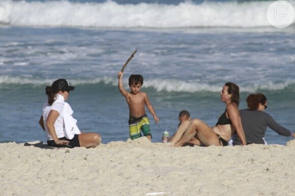 Ivete Sangalo em um momento descontraído com Marcelo na praia. Muito lindo! 