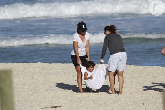 Olha que momento mais fofo! Ivete Sangalo brincando de balançar o filho Marcelo, na canga, em um dia de praia 