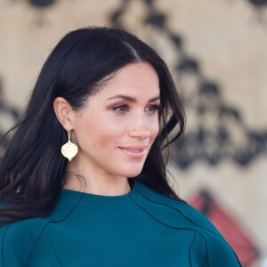 No vídeo divulgado pelo casal, Meghan Markle aparece como uma rainha em quadro