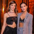 Mariana Rios posa com Laura Neiva em evento de moda