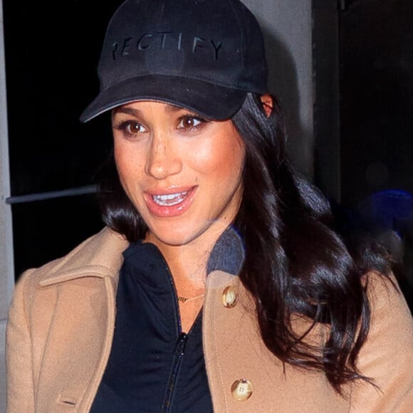 Com os cabelos soltos e protegidos com um boné, Meghan Markle exibiu make discreta