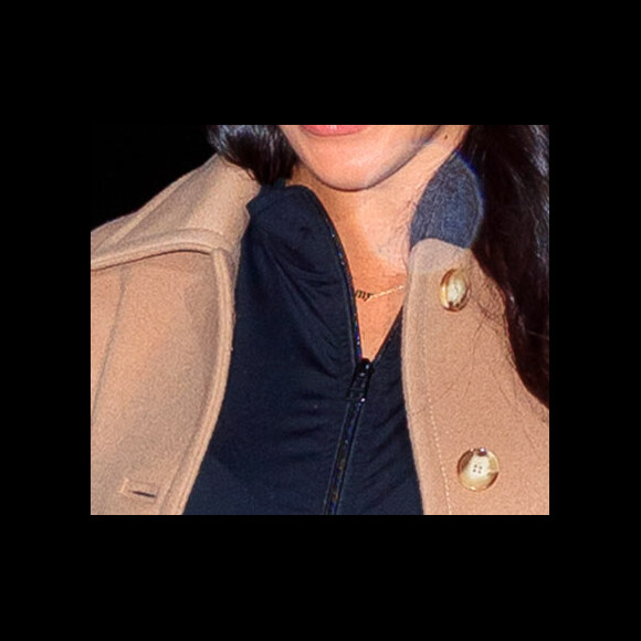 Meghan Markle usava um colar com a palavra 'mommy'