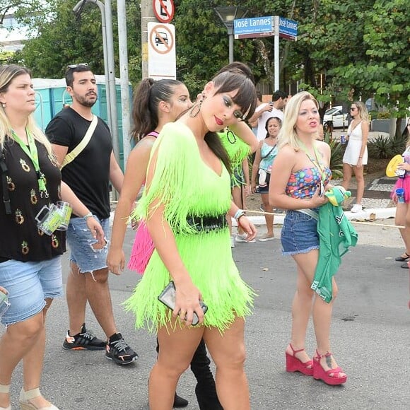 Paolla Oliveira segura peruca morena para afastar o calor