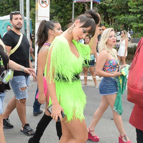 Paolla Oliveira é fotografada a caminho do Bloco das Poderosas