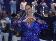 Sabrina Sato elege look total blue e maxibrinco ao curtir ensaio da Vila Isabel