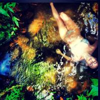 Thaila Ayala, de biquíni, renova as energias em cachoeira: 'Minha essência'