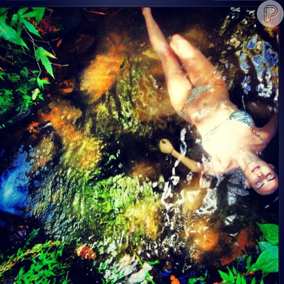 De biquíni, Thaila Ayala relaxa em uma cachoeira em foto postada no Instagram em 15 de fevereiro de 2013