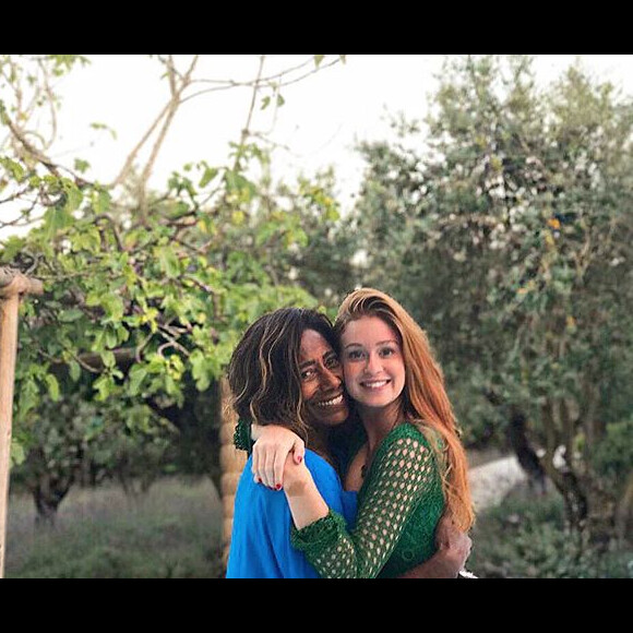 Marina Ruy Barbosa recebeu mensagem de Gloria Maria ao postar foto com seu afilhado, Eduardo, filho de Luma Costa: 'Ele ganhou uma madrinha de ouro! E você, Marina, ganhou um anjo de luz!'