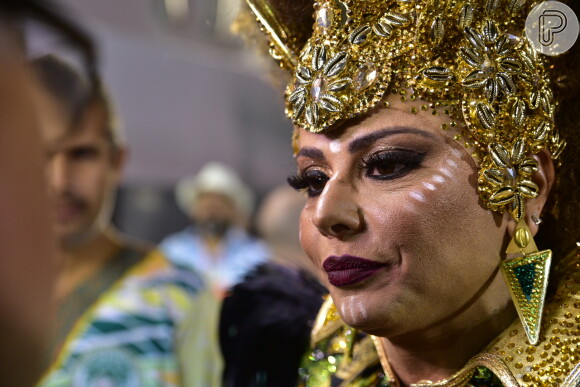 Viviane Araújo escolheu uma maquiagem com tons fortes nos lábios e olhos e pinturas na pele