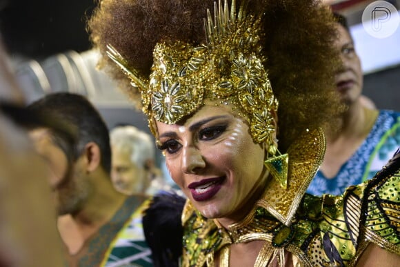 Viviane Araújo surgiu na avenida com o cabelo crespo e make poderosa