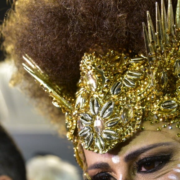 Viviane Araújo surgiu na avenida com o cabelo crespo e make poderosa