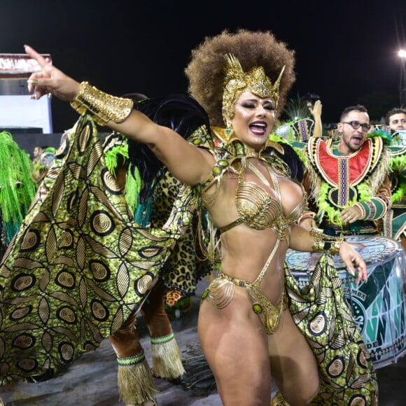 Viviane Araújo representa princesa africana à frente da bateria da Mancha Verde neste sábado, dia 02 de março de 2019