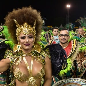 Viviane Araújo deu um show de animação à frente da bateria da Mancha Verde