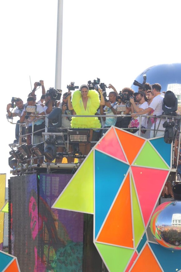 Ivete Sangalo é cercada por jornalistas e fotógrafos em bloco de Carnaval em Salvador