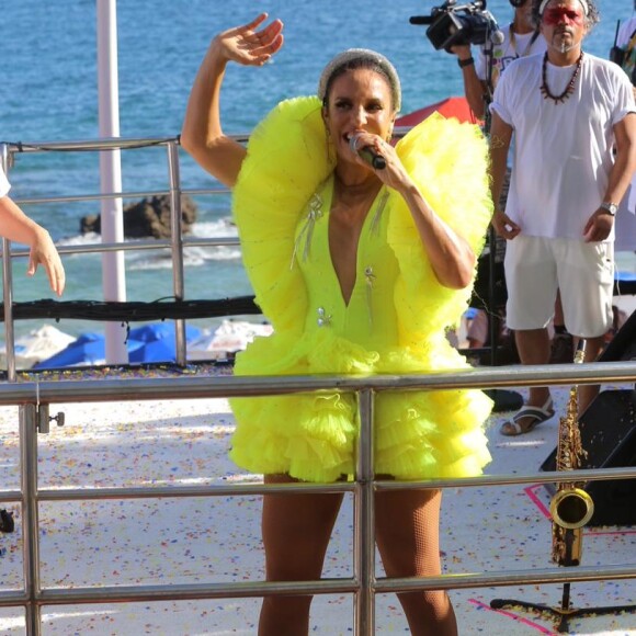Ivete Sangalo usa look curto neon