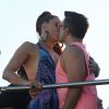 Claudia Raia troca beijos com o marido, Jarbas Homem de Mello, de cima do trio