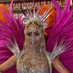 Sabrina Sato usou um costeiro de Henrique Filho no desfile da Gaviões da Fiel no começo da manhã deste domingo de carnaval