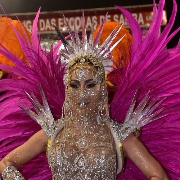 Sabrina Sato usou um costeiro de Henrique Filho no desfile da Gaviões da Fiel no começo da manhã deste domingo de carnaval