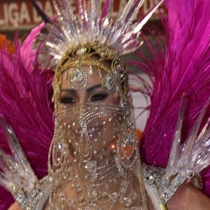 Sabrina Sato usou um costeiro de Henrique Filho no desfile da Gaviões da Fiel no começo da manhã deste domingo de carnaval, 3 de março de 2019