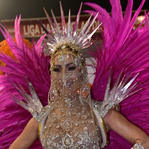 Sabrina Sato usou um costeiro de Henrique Filho no desfile da Gaviões da Fiel no começo da manhã deste domingo de carnaval, 3 de março de 2019