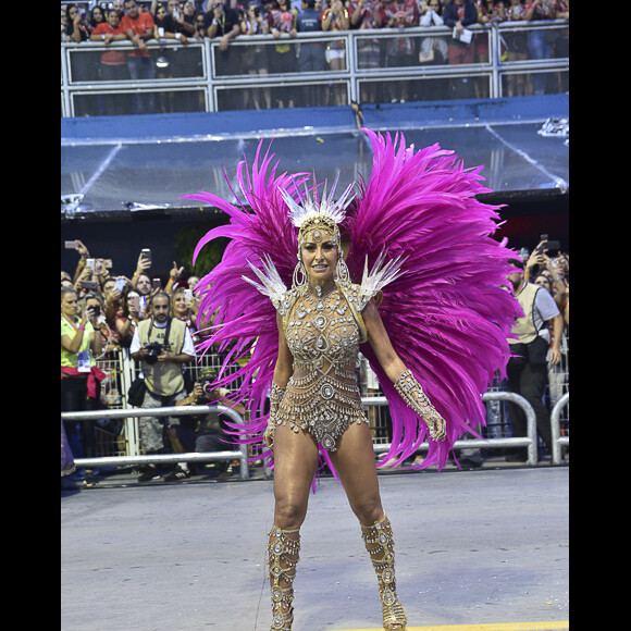 Sabrina Sato contou ter tido imprevisto antes do desfile de carnaval: 'O mais difícil agora foi tirar o leite e colocar a fantasia porque ficou saindo, e eu tinha de colocar a roupa'