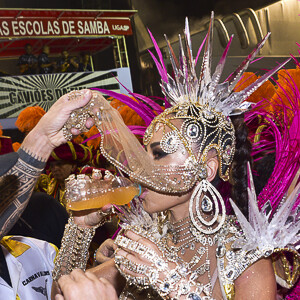 Sabrina Sato desfilou pela primeira vez como rainha de bateria da Gaviões da Fiel