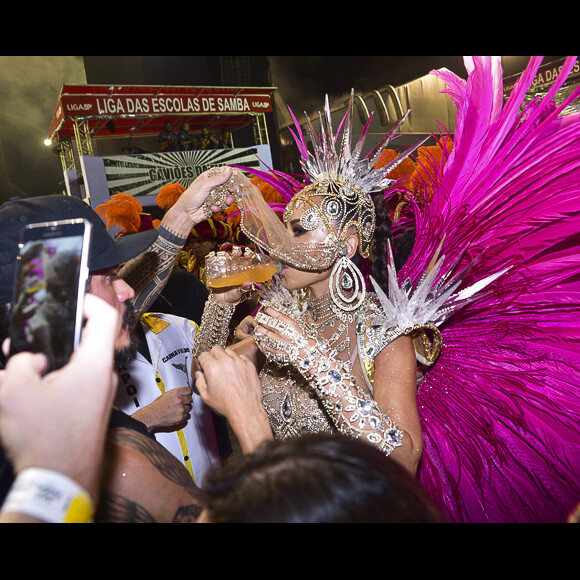 Sabrina Sato desfilou pela primeira vez como rainha de bateria da Gaviões da Fiel