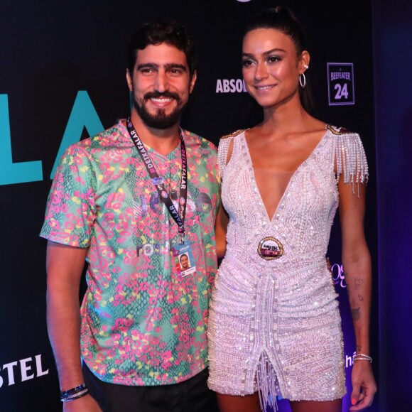 Thaila Ayala e o noivo, Renato Góes, posaram juntos para fotos