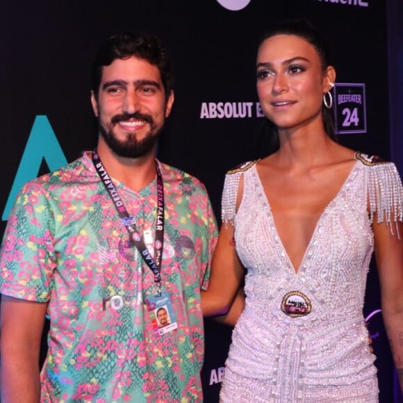 Thaila Ayala e o noivo, Renato Góes, posaram com simpatia para fotos no camarote