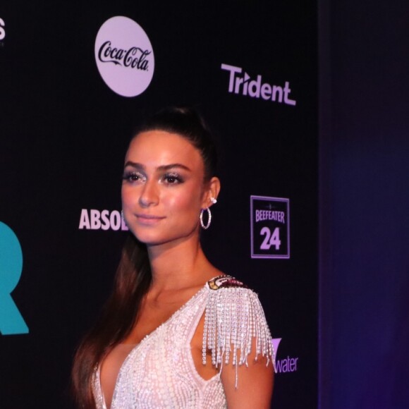 Thaila Ayala posou para fotos e mostrou elegância com look branco, no espaço Nosso Camarote, na Marquês de Sapucaí, na noite de domingo, 03 de março de 2019